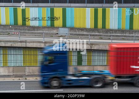 Autostrada A40, Ruhrschnellweg, nella strada di attraversamento di Essen, barriera antirumore, con lo slogan, la vita è bella, NRW, Germania, , Foto Stock