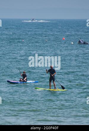 Lezione di paddle boarding a Tendy, Galles, Regno Unito Foto Stock