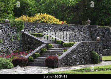 Glenapp Castle, Ballantrae, Girvan KA26 0NZ, Scozia, Regno Unito. Luxury Castle Hotel 5 Stelle, Ayrshire, Scozia sud-occidentale. La terrazza giardino scalini Foto Stock