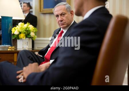 Washington, Stati Uniti. 03 marzo 2014. Benjamin Netanyahu, primo ministro di Israele, a sinistra, guarda come il presidente degli Stati Uniti Barack Obama parla nell'ufficio ovale della Casa Bianca a Washington, DC, Stati Uniti, lunedì 3 marzo, 2014. Obama ha esortato Netanyahu a «dare una dimensione al momento» per la pace, dicendo che sta per esaurire il tempo per negoziare un accordo israelo-palestinese. Fotografo: Andrew Harrer/Pool/Sipa USA *** Local Caption *** Benjamin Netanyahu; Barack Obama Credit: Sipa USA/Alamy Live News Foto Stock