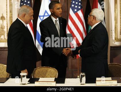 22 settembre 2009 - New York, NY - il presidente degli Stati Uniti Barack Obama (C) guarda il primo ministro israeliano Benjamin Netanyahu e il presidente palestinese Mahmoud Abbas (R) stringersi le mani in un incontro trilaterale al Waldorf Astoria Hotel a New York il 22 settembre 2009. Photo Credit: John Angelillo/Pool/Sipa Press/0909221951 Foto Stock