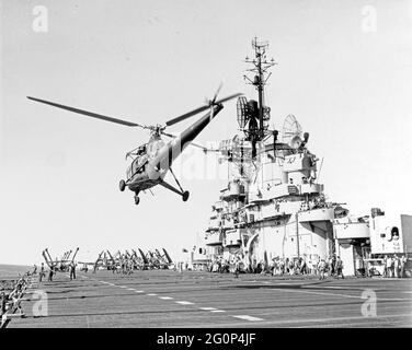 L'elicottero Sikorsky HO3S-1 atterra sulla USS Boxer (CV-21) dopo una missione di soccorso aereo-marittimo, durante operazioni al largo della Corea. Fotografia ufficiale della Marina degli Stati Uniti Foto Stock