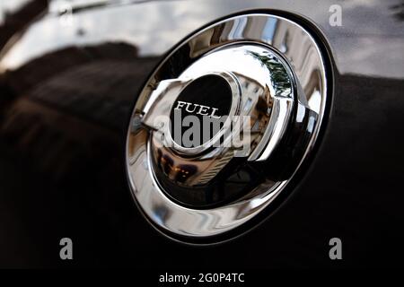 Michigan, U.S.A. - 20 maggio 2021: Sportello bocchettone di rifornimento carburante su Dodge auto nera Foto Stock