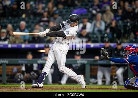 L'infedelder delle Montagne Rocciose del Colorado Ryan McMahon (24) oscilla durante una partita di stagione regolare della MLB contro i Texas Rangers, martedì 1 giugno 2021, a Denver. (BR Foto Stock