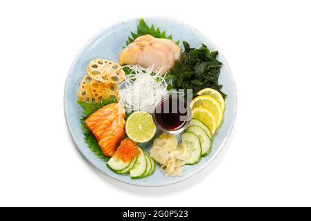 Set Sashimi, cucina giapponese, menu sushi-Restaurant. Pesce giapponese. Sashimi su piatto con cetriolo e insalata Foto Stock