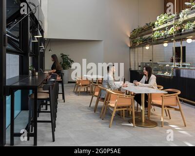 Area salotto della lobby cafe'. 65 Pirrama Road, Pyrmont, Australia. Architetto: Puksand grigio, 2021. Foto Stock