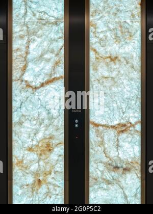 Ascensore lobby con pareti Onyx dettaglio. 65 Pirrama Road, Pyrmont, Australia. Architetto: Puksand grigio, 2021. Foto Stock