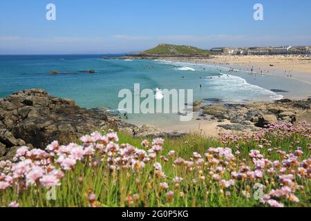 Spiaggia sicura e sabbiosa di Porthmeor, popolare tra i surfisti e i nuotatori, a St Ives, Cornovaglia, Regno Unito Foto Stock