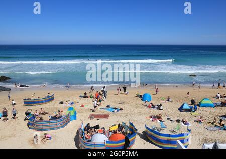 Spiaggia sicura e sabbiosa di Porthmeor, popolare tra i surfisti e i nuotatori, a St Ives, Cornovaglia, Regno Unito Foto Stock