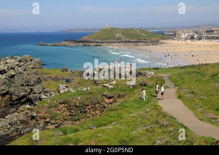 Il South West Coast Path sopra la spiaggia di Porthmeor a St Ives, Cornovaglia, Regno Unito Foto Stock