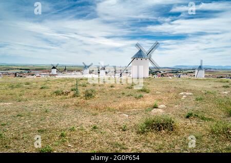 CAMPO DE CRIPTANA, SPAGNA - 22 MAGGIO 2021: Turisti in visita ai tipici mulini a vento di campo de Crippana, Spagna, sulla famosa Via Don Chisciotte Foto Stock