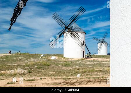 CAMPO DE CRIPTANA, SPAGNA - 22 MAGGIO 2021: Turisti in visita ai tipici mulini a vento di campo de Crippana, Spagna, sulla famosa Via Don Chisciotte Foto Stock