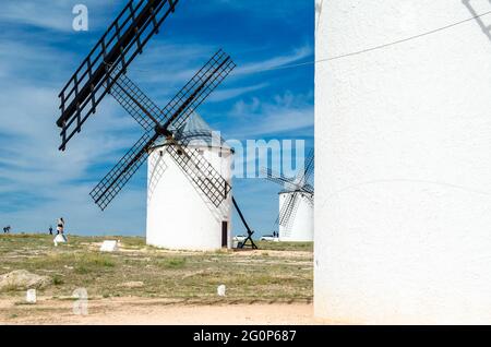 CAMPO DE CRIPTANA, SPAGNA - 22 MAGGIO 2021: Turisti in visita ai tipici mulini a vento di campo de Crippana, Spagna, sulla famosa Via Don Chisciotte Foto Stock