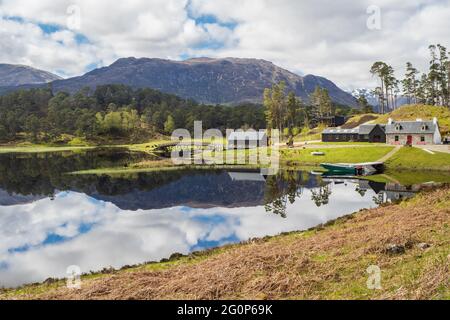 Camminare sul circuito Glen Affric. Con il consenso comune, Glen Affric è il più bello di tutte le valli scozzesi. Offre una favolosa varietà di paesaggi e io Foto Stock