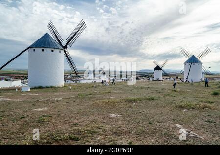 CAMPO DE CRIPTANA, SPAGNA - 22 MAGGIO 2021: Turisti in visita ai tipici mulini a vento di campo de Crippana, Spagna, sulla famosa Via Don Chisciotte Foto Stock