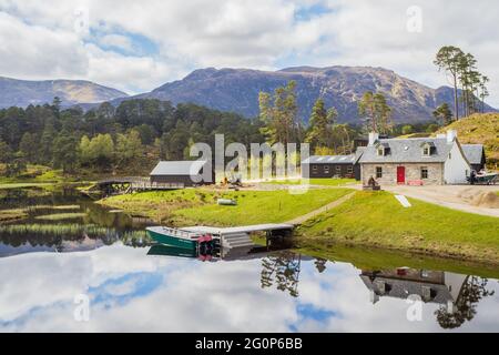 Camminare sul circuito Glen Affric. Con il consenso comune, Glen Affric è il più bello di tutte le valli scozzesi. Offre una favolosa varietà di paesaggi e io Foto Stock