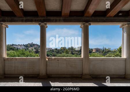 Atene, Grecia. STOA di Attalus, vista panoramica dal piano superiore al Tempio di Efesto (a destra), vecchio Osservatorio Nazionale di Atene (a sinistra) Foto Stock