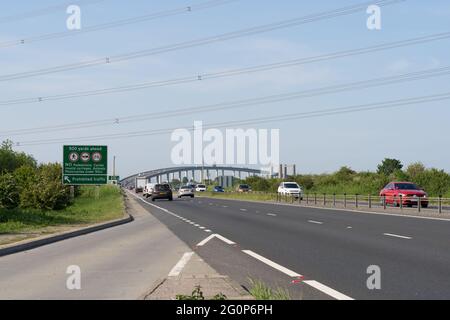 Sheppey che attraversa il ponte, che collega la terraferma Kent e l'isola di Sheppey, Inghilterra, Regno Unito Foto Stock