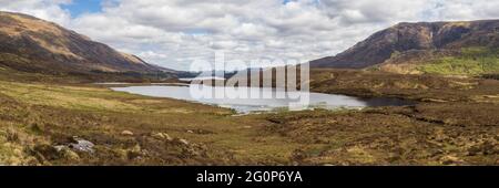 Camminare sul circuito Glen Affric. Con il consenso comune, Glen Affric è il più bello di tutte le valli scozzesi. Offre una favolosa varietà di paesaggi e io Foto Stock