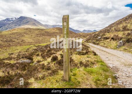 Camminare sul circuito Glen Affric. Con il consenso comune, Glen Affric è il più bello di tutte le valli scozzesi. Offre una favolosa varietà di paesaggi e io Foto Stock