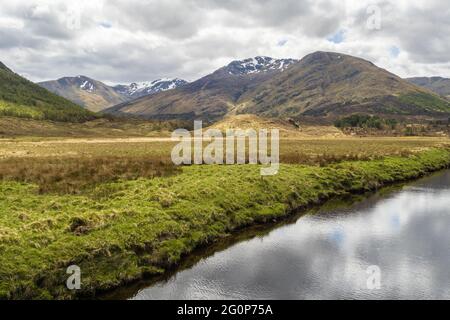 Camminare sul circuito Glen Affric. Con il consenso comune, Glen Affric è il più bello di tutte le valli scozzesi. Offre una favolosa varietà di paesaggi e io Foto Stock