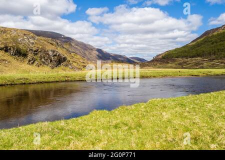 Camminare sul circuito Glen Affric. Con il consenso comune, Glen Affric è il più bello di tutte le valli scozzesi. Offre una favolosa varietà di paesaggi e io Foto Stock