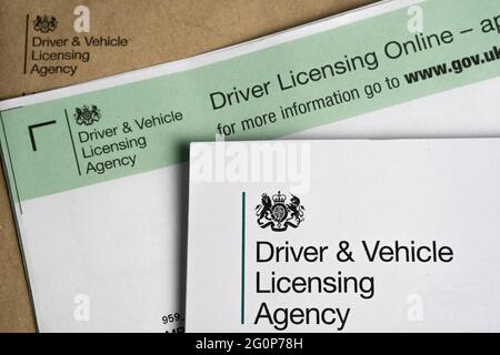 Logo dell'agenzia di gestione delle licenze per il conducente e del veicolo visualizzato sul modulo di richiesta della patente di guida ricevuto tramite posta. Stafford, Regno Unito, 2 giugno 2021 Foto Stock