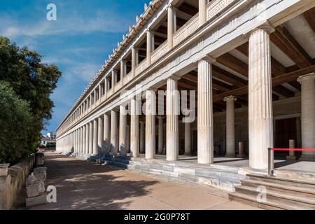 Atene, Attica, Grecia. STOA di Attalus (Attalos) vista esterna, angolata. Sito archeologico dell'antica Agora di Atene nel distretto di Thiseio Foto Stock