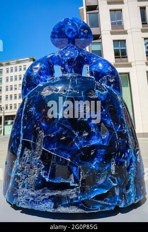 Londra, Regno Unito. 01 giu 2021. Sentiero delle sculture di Mayfair 2021. Scultura 'Infanta Margarita Rosso e Blu' di Manolo Valdes. Credito: Waldemar Sikora Foto Stock