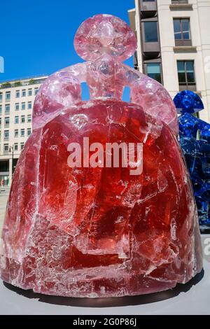 Londra, Regno Unito. 01 giu 2021. Sentiero delle sculture di Mayfair 2021. Scultura 'Infanta Margarita Rosso e Blu' di Manolo Valdes. Credito: Waldemar Sikora Foto Stock