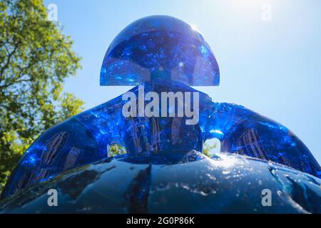 Londra, Regno Unito. 01 giu 2021. Sentiero delle sculture di Mayfair 2021. Scultura 'Infanta Margarita Rosso e Blu' di Manolo Valdes. Credito: Waldemar Sikora Foto Stock