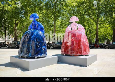 Londra, Regno Unito. 01 giu 2021. Sentiero delle sculture di Mayfair 2021. Scultura 'Infanta Margarita Rosso e Blu' di Manolo Valdes. Credito: Waldemar Sikora Foto Stock