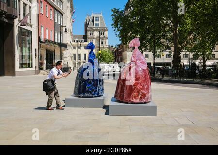 Londra, Regno Unito. 01 giu 2021. Sentiero delle sculture di Mayfair 2021. Scultura 'Infanta Margarita Rosso e Blu' di Manolo Valdes. Credito: Waldemar Sikora Foto Stock