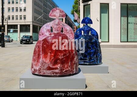 Londra, Regno Unito. 01 giu 2021. Sentiero delle sculture di Mayfair 2021. Scultura 'Infanta Margarita Rosso e Blu' di Manolo Valdes. Credito: Waldemar Sikora Foto Stock