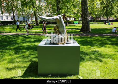 Londra, Regno Unito. 01 giu 2021. Sentiero delle sculture di Mayfair 2021. Scultura 'ecstasy auto-ritratto no:1' di Hande Sekerciler. Credito: Waldemar Sikora Foto Stock