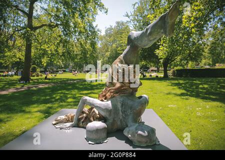 Londra, Regno Unito. 01 giu 2021. Sentiero delle sculture di Mayfair 2021. Scultura 'ecstasy auto-ritratto no:1' di Hande Sekerciler. Credito: Waldemar Sikora Foto Stock