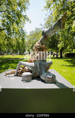 Londra, Regno Unito. 01 giu 2021. Sentiero delle sculture di Mayfair 2021. Scultura 'ecstasy auto-ritratto no:1' di Hande Sekerciler. Credito: Waldemar Sikora Foto Stock