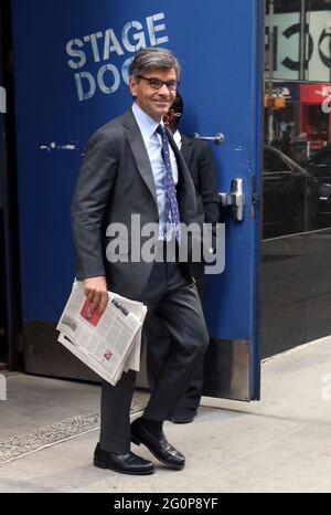 New York, NY, Stati Uniti. 02 giugno 2021. George Stephanopoulos ha visto uscire dagli studi ABC a New York il 02 giugno 2021. Credit: RW/Media Punch/Alamy Live News Foto Stock