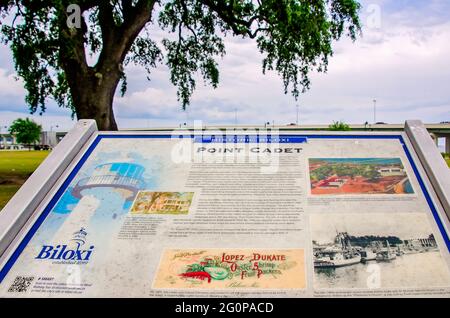 Un marcatore storico racconta la storia di Point Cadet, 29 maggio 2021, a Biloxi, Mississippi. Point Cadet ha registrato il suo primo proprietario documentato nel 1784. Foto Stock