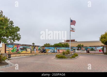 Lompoc, CA, USA - 26 maggio 2021: Lompoc Valley Medical Center. Lungo dipinto murale colorato raffigurante la storia dell'ospedale sotto il cielo grigio chiaro con Foto Stock