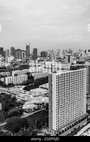 Immagine in bianco e nero del grattacielo panoramico della città di Bangkok e del paesaggio urbano della capitale della Thailandia. Foto Stock