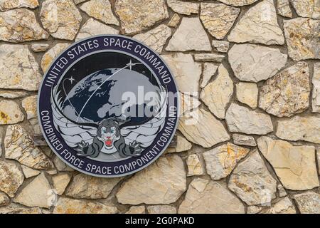 Lompoc, CA, USA - 26 maggio 2021: Lompoc, CA, USA - 26 maggio 2021: Base della forza spaziale Vandenberg. Closeup di bianco su stemma blu scuro su parete beige di uni Foto Stock