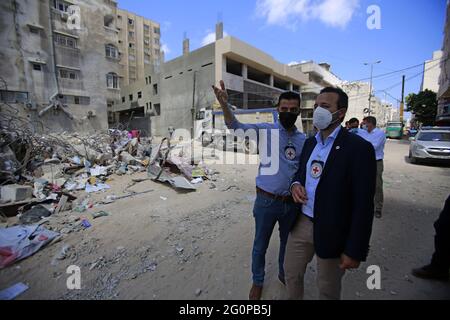 Gaza, Gaza. 02 giugno 2021. Robert Mardini (R) Direttore Generale del Comitato Internazionale della Croce Rossa (CICR), parla con i palestinesi vicino alle macerie di una casa distrutta durante i combattimenti israelo-palestinesi, nella città di Gaza, mercoledì 2 giugno 2021. HO/UPI Credit: UPI/Alamy Live News Foto Stock