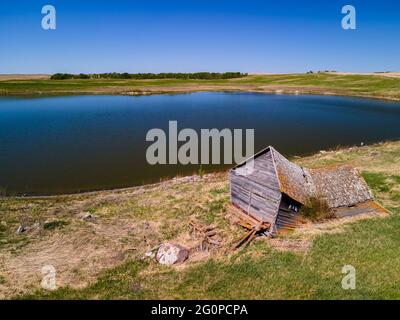 Una vista aerea di una vecchia casa colonica costruita dai primi coloni di Saskatchewan. Questa casa è stata abbandonata, dimenticata a tempo ed è crollata Foto Stock