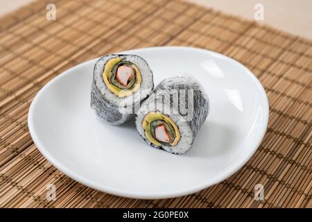Involtini kimbap di sushi in stile coreano e giapponese Foto Stock