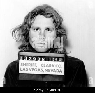 1968, 29 gennaio, Clark County , Las Vegas , USA : il celebre cantante e compositore Rockstar JIM MORRISON ( 1943 - 1971 ) delle PORTE ( fondato nel 1965 ), quando fu arrestato dal Dipartimento di polizia nella mug-shot ufficiale . Jim era stato accusato di essere stato arrestato al di fuori del Pussycat-A-Go-Go a Las Vegas per essere stato ubriaco in pubblico mentre visitava la città con l'autore Robert Gover , anch'egli arrestato . Fotografo sconosciuto , Clark County , Las Vegas , Nevada . - STORIA - FOTO STORICHE - MUSICA - MUSICA - CANTANTE - COMPOSITORE - ROCK STAR - ARRESTO - ARRESTATION - ARRESTATO DALLA POLIZIA - FOTO SEGNALET Foto Stock