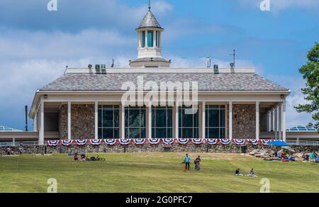 Stone Mountain Memorial Hall, che ospita due teatri e un museo, sopra il Memorial Lawn e di fronte alla Confederate Memorial Carving di Stone Mountain. Foto Stock