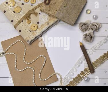 Ancora vita con libro di diario decorato, pizzo, perline e vuoto vuoto vuoto. Romantico sfondo vintage con spazio copia Foto Stock