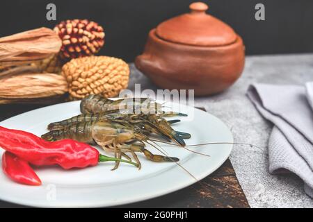 Cibo peruviano: Ingredienti per preparare il sapone di chupe, gamberi di fiume. Messa a fuoco selettiva Foto Stock