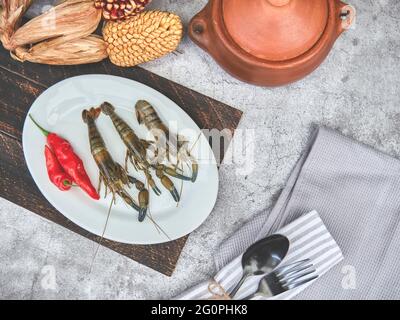 Cibo peruviano: Ingredienti per preparare il sapone di chupe, gamberi di fiume. Messa a fuoco selettiva Foto Stock